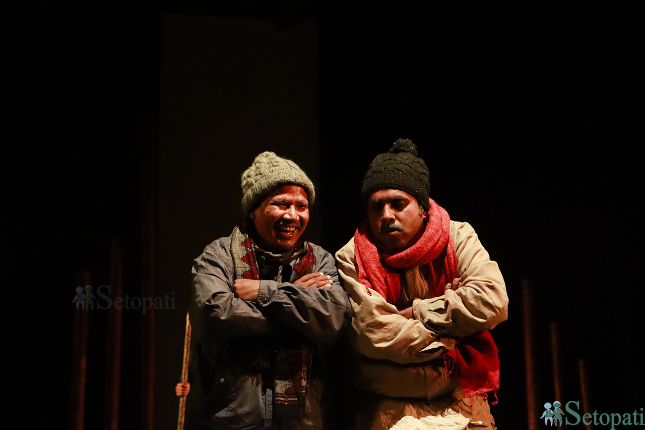 अभिनेता दयाहाङ राईको निर्देशनमा बनेको ‘मितज्यू’ नाटकमा अभिनय गर्दै कलाकार। तस्बिरः नवीनबाबु गुरूङ/सेतोपाटी